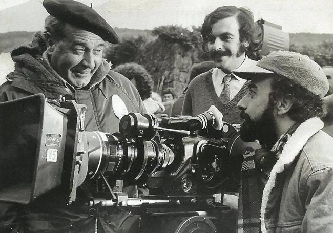 Con Julio Leyva y José Luis Garci en el rodaje de 'Volver a empezar' (1982).