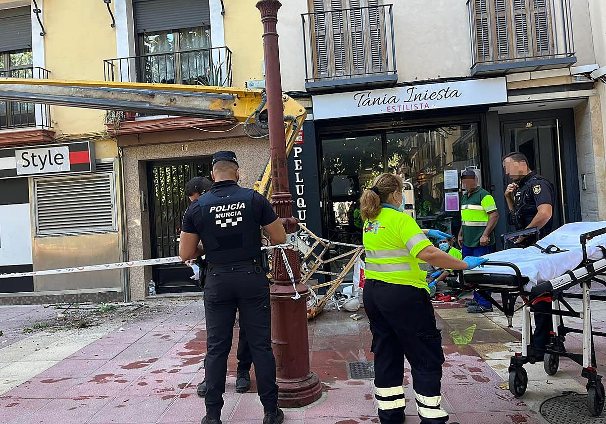 Herido un trabajador al caer una grúa en la plaza Camachos de Murcia ...