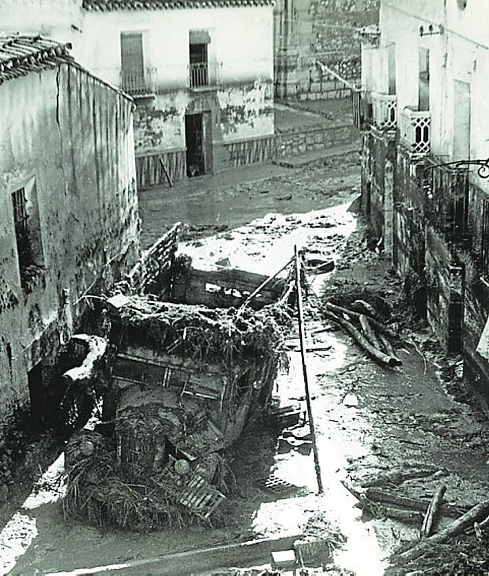 Imagen secundaria 2 - 1. Visita de los Príncipes de España, Don Juan Carlos y Doña Sofía, para conocer 'in situ' las devastadoras consecuencias de la riada (Tomás). 2. Equipos de rescate, de los que forman parte militares del Regimiento de Mallorca 13 (LV). 3. Estado en el que quedaron las viviendas en la zona de La Merced, junto al cauce del río Guadalentín (LV). 