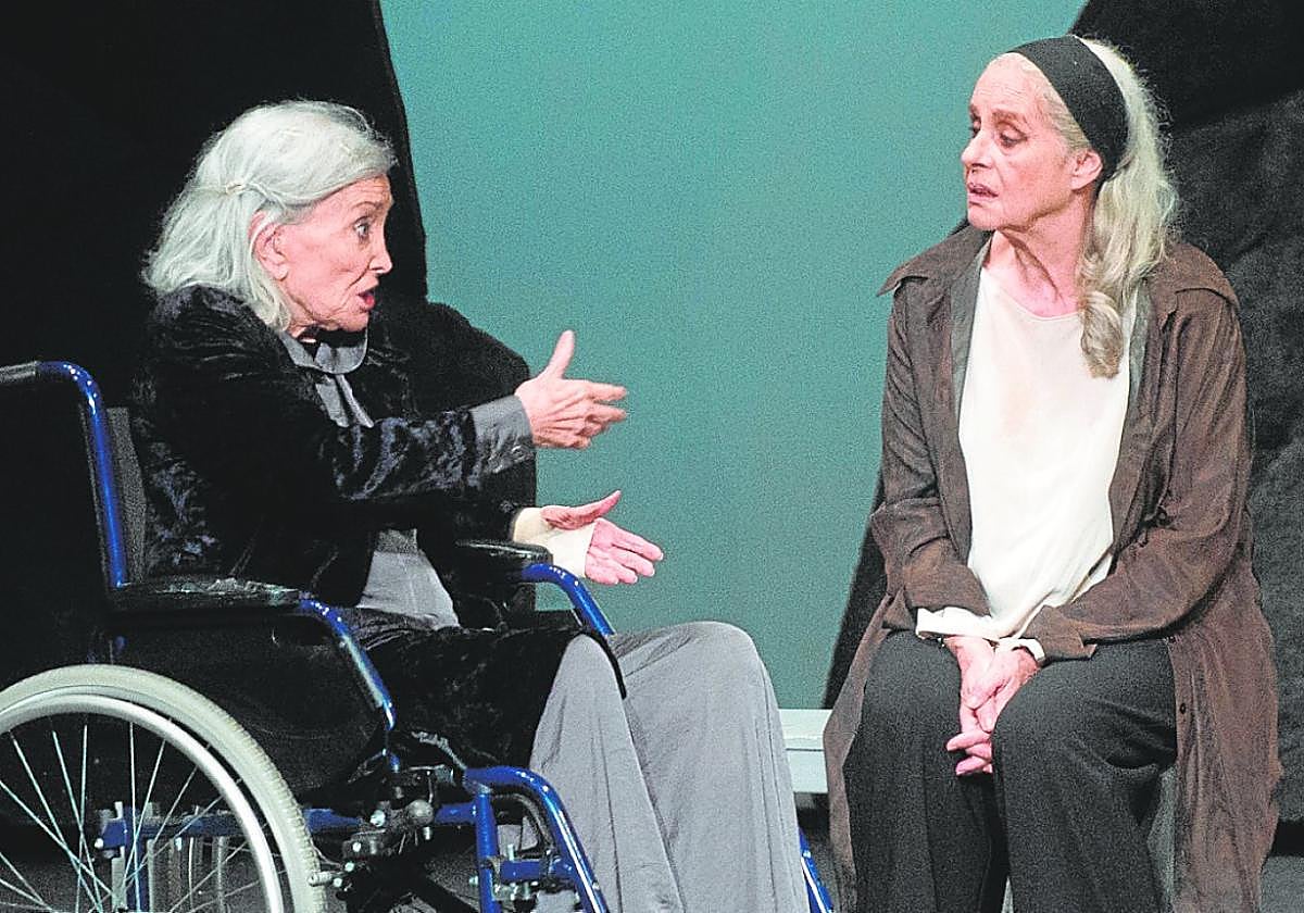 Nuria Espert y Vicky Peña, representando en el Teatro Romea 'La isla del aire'.