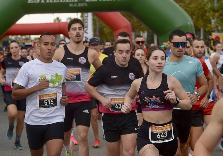 Los corredores toman la salida en la V Carrera de Empresas.