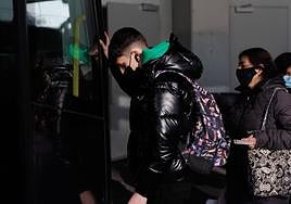 Un joven se sube a un autobús en la estación de Atocha, en Madrid, en una imagen de archivo.