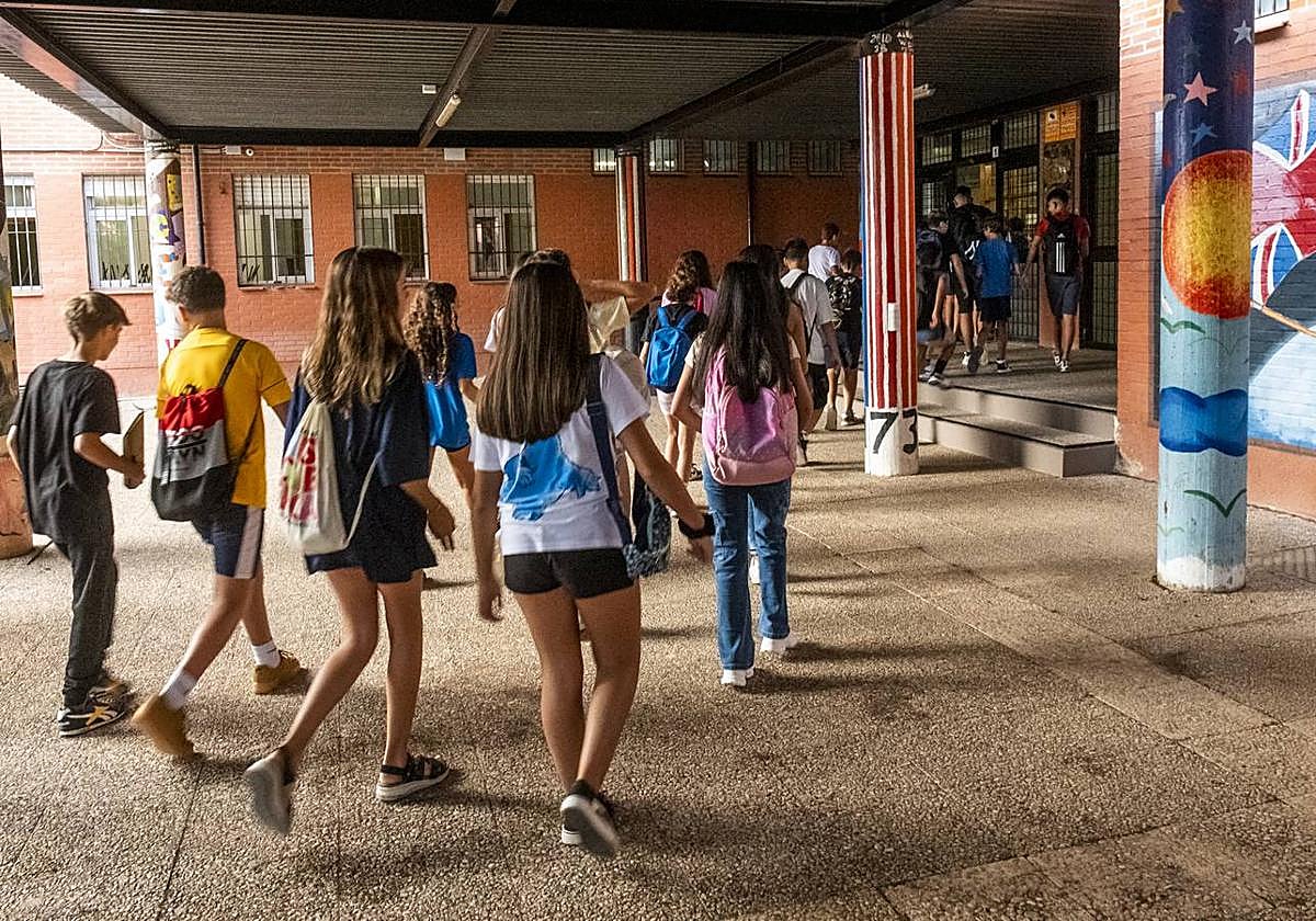 Alumnos entrando a un instituto de Murcia en una imagen de archivo.