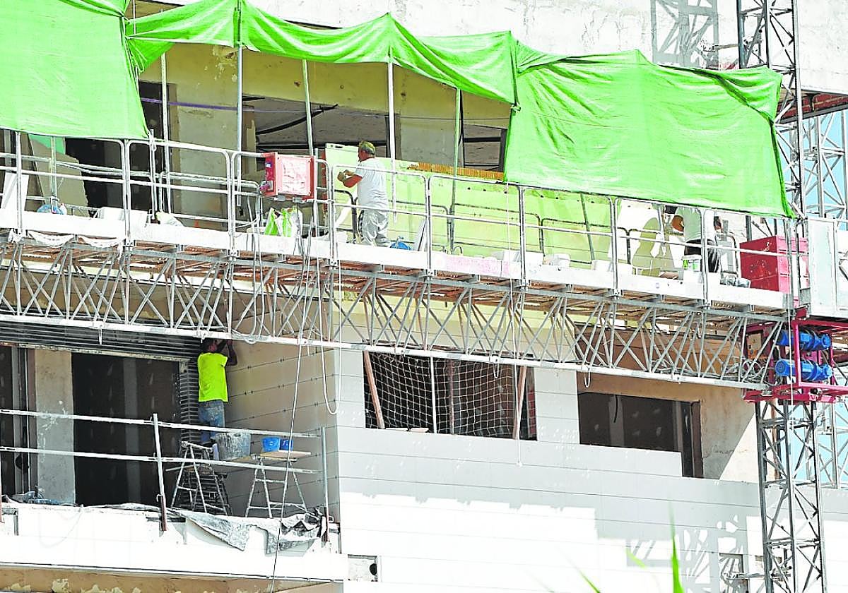 Obreros de la construcción, trabajando en la avenida Juan de Borbón, en Murcia.