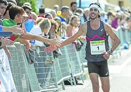 Katir saluda a los aficionados en la carrera popular Costa de Ajo, en Cantabria, en la que volvió a imponerse ayer, por segunda vez consecutiva.