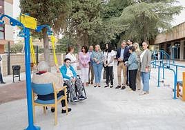 La consejera, concejales y personal de la residencia observan a los residentes hacer ejercicio en el jardín biosaludable.