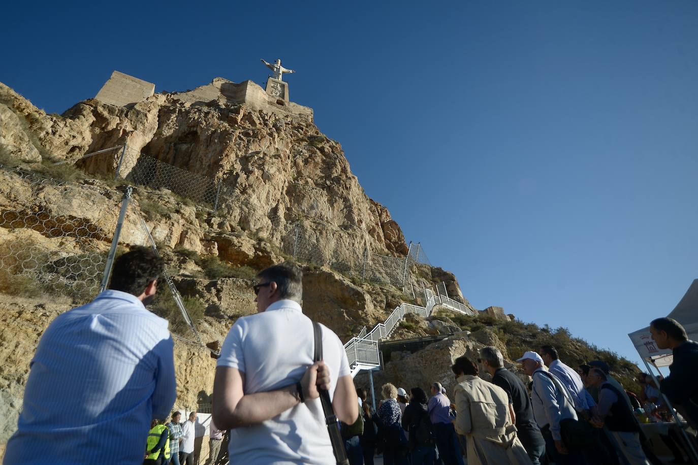 Profesionales, estudiantes e investigadores visitan el Castillo de Monteagudo