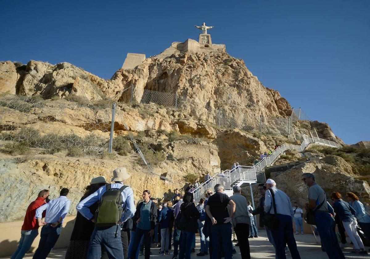 Profesionales, estudiantes e investigadores visitan el Castillo de Monteagudo