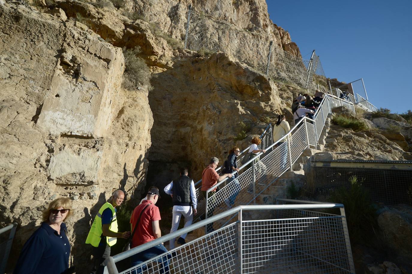 Profesionales, estudiantes e investigadores visitan el Castillo de Monteagudo