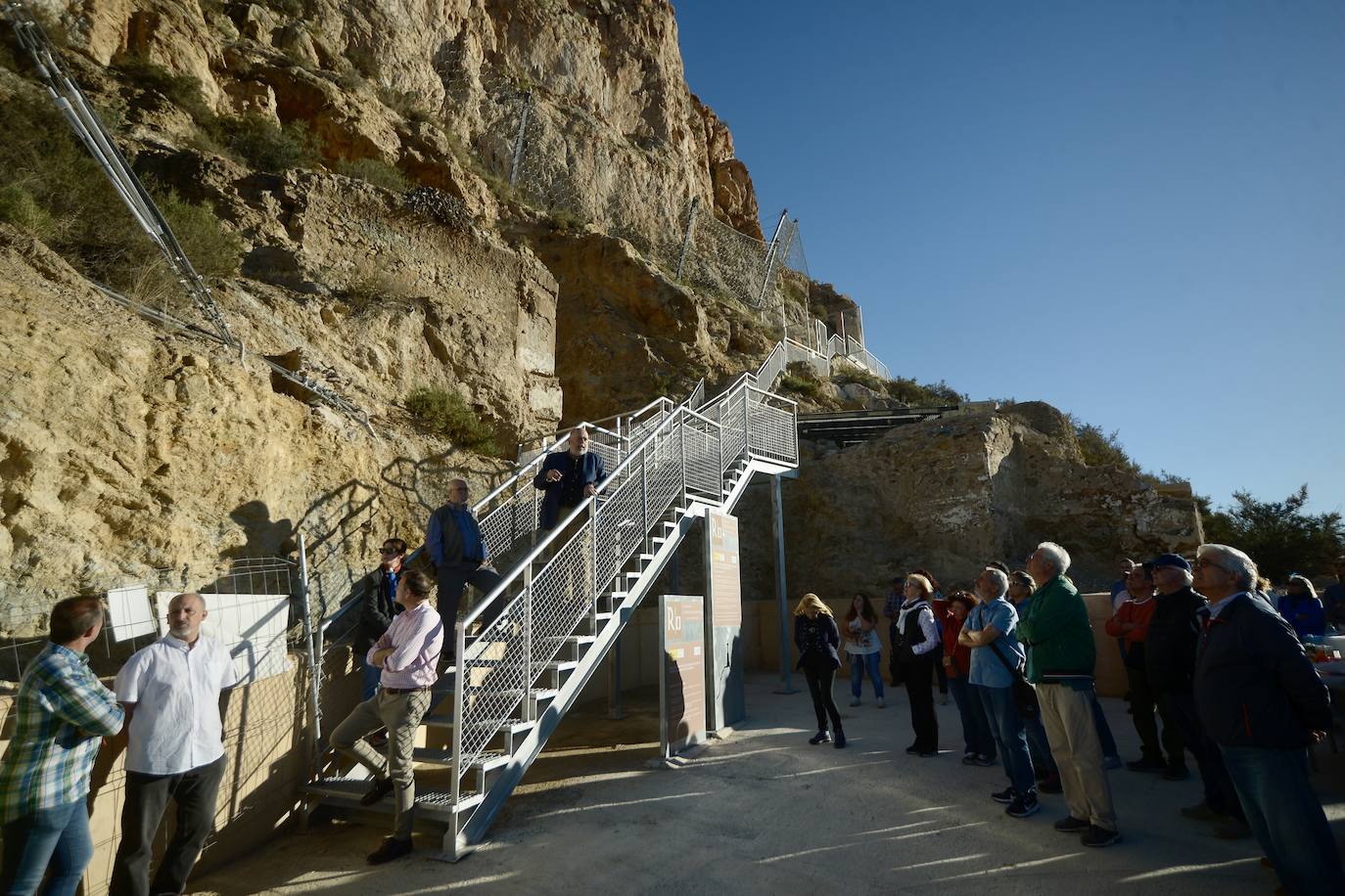 Profesionales, estudiantes e investigadores visitan el Castillo de Monteagudo