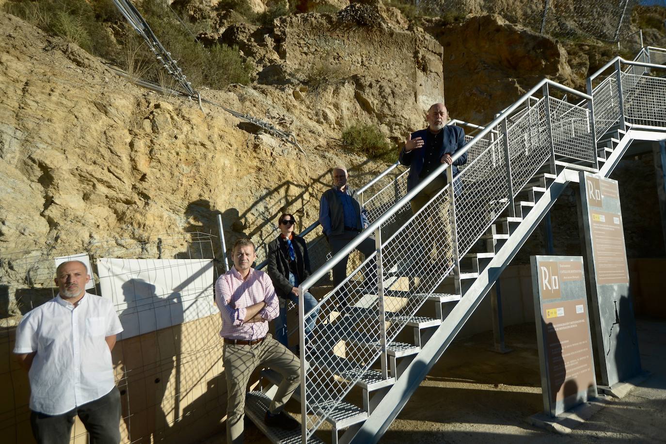 Profesionales, estudiantes e investigadores visitan el Castillo de Monteagudo