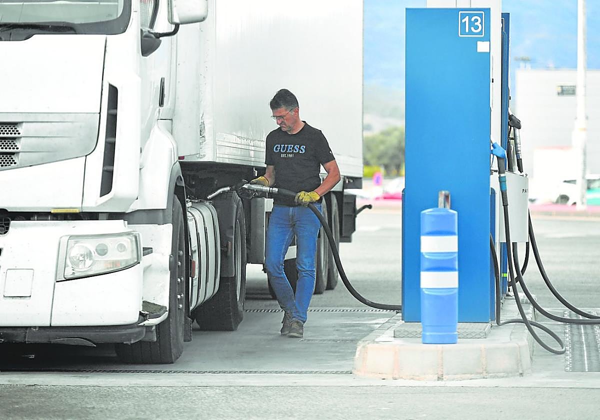 Un transportista recarga su camión en la estación de servicio de Froet, en el polígono de San Ginés, en Murcia.