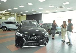 Unos clientes observan un modelo de coche MG en el concesionario de Murcia, ayer.