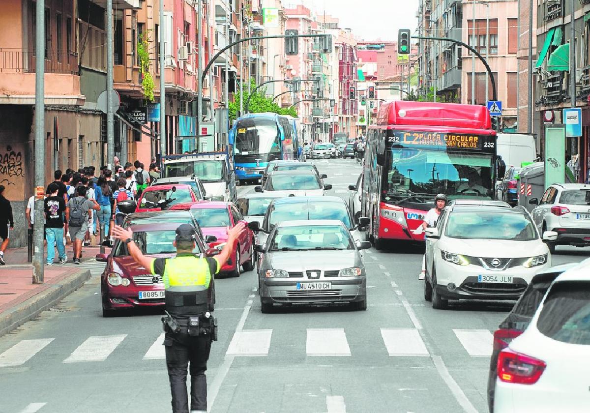 Un agente regula la circulación a la entrada de la calle Juan de la Cierva, punto donde arrancará el corredor verde de San Andrés.