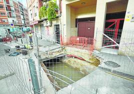 El agua de la acequia discurría ayer visible por el socavón.