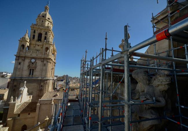 Visita a los trabajos de restauración de la fachada de la Catedral de Murcia.