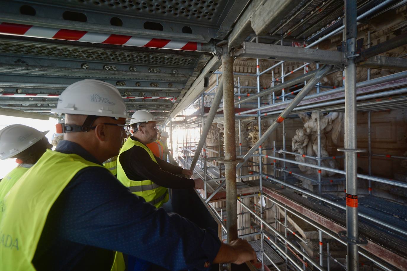 La visita a la fachada de la Catedral de Murcia, en imágenes