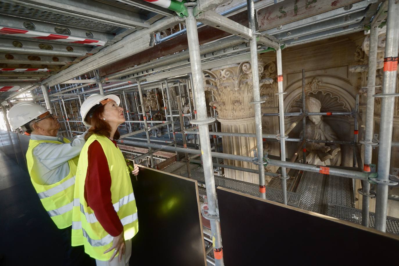 La visita a la fachada de la Catedral de Murcia, en imágenes