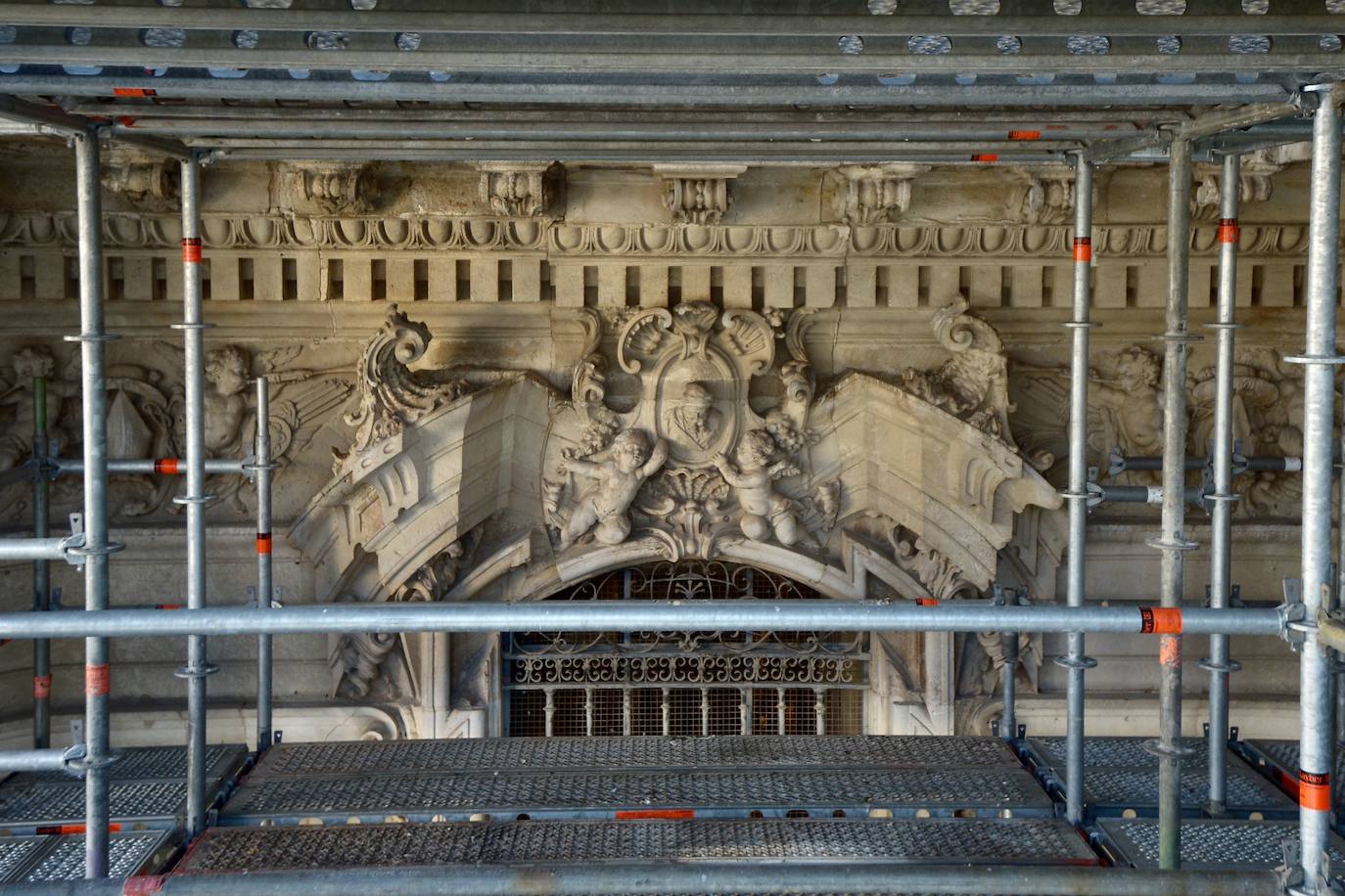 La visita a la fachada de la Catedral de Murcia, en imágenes