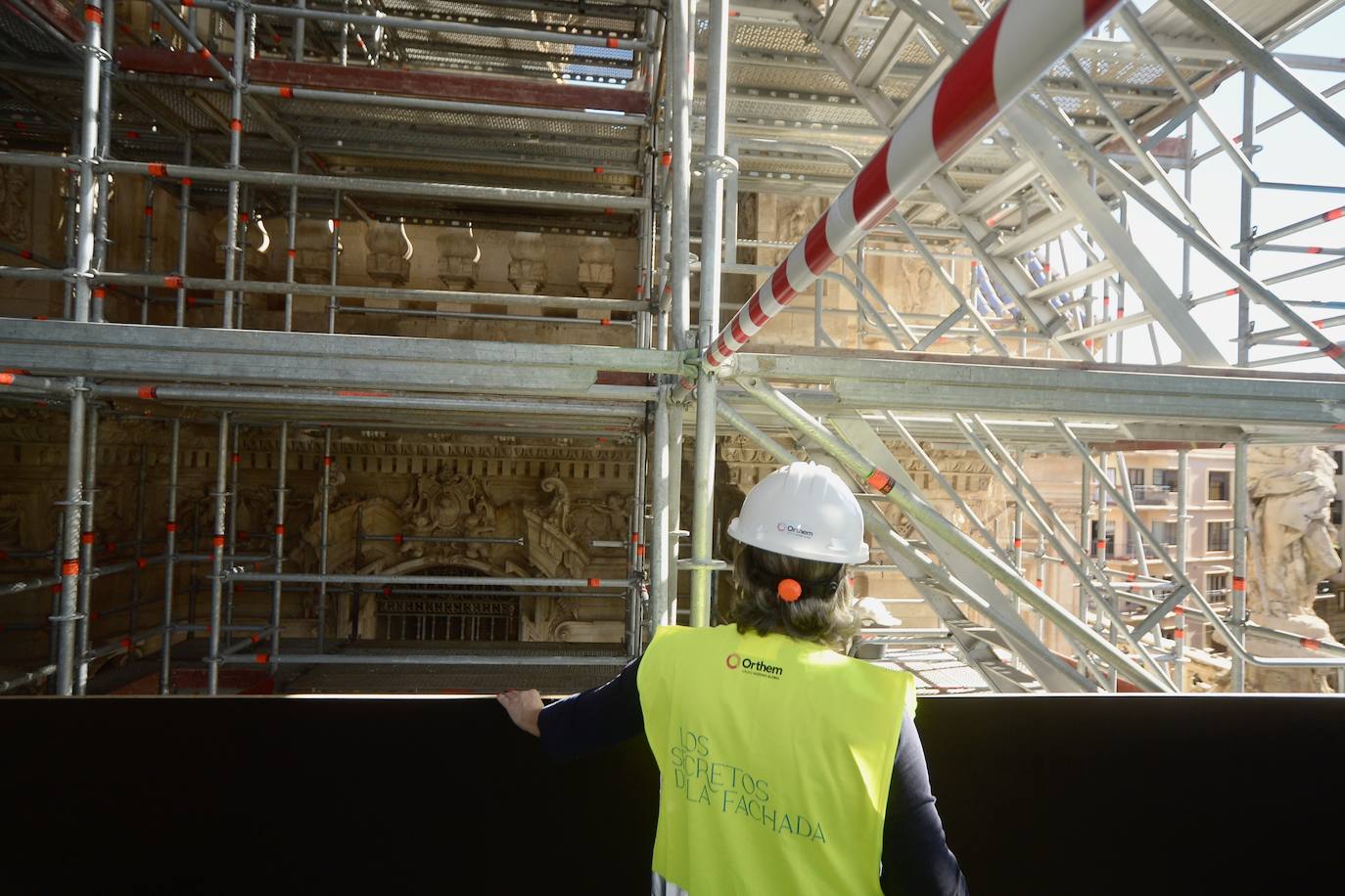 La visita a la fachada de la Catedral de Murcia, en imágenes