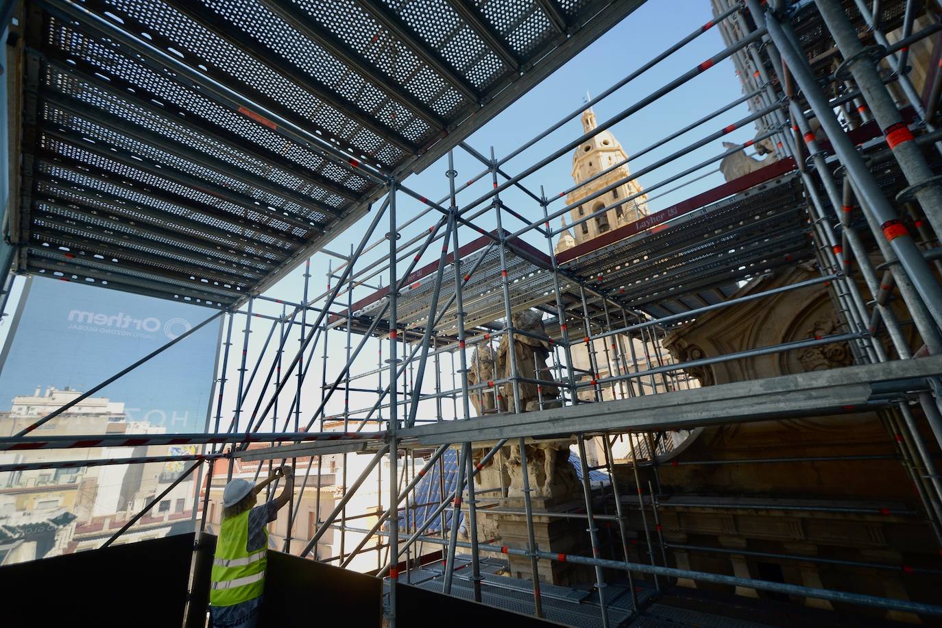 La visita a la fachada de la Catedral de Murcia, en imágenes