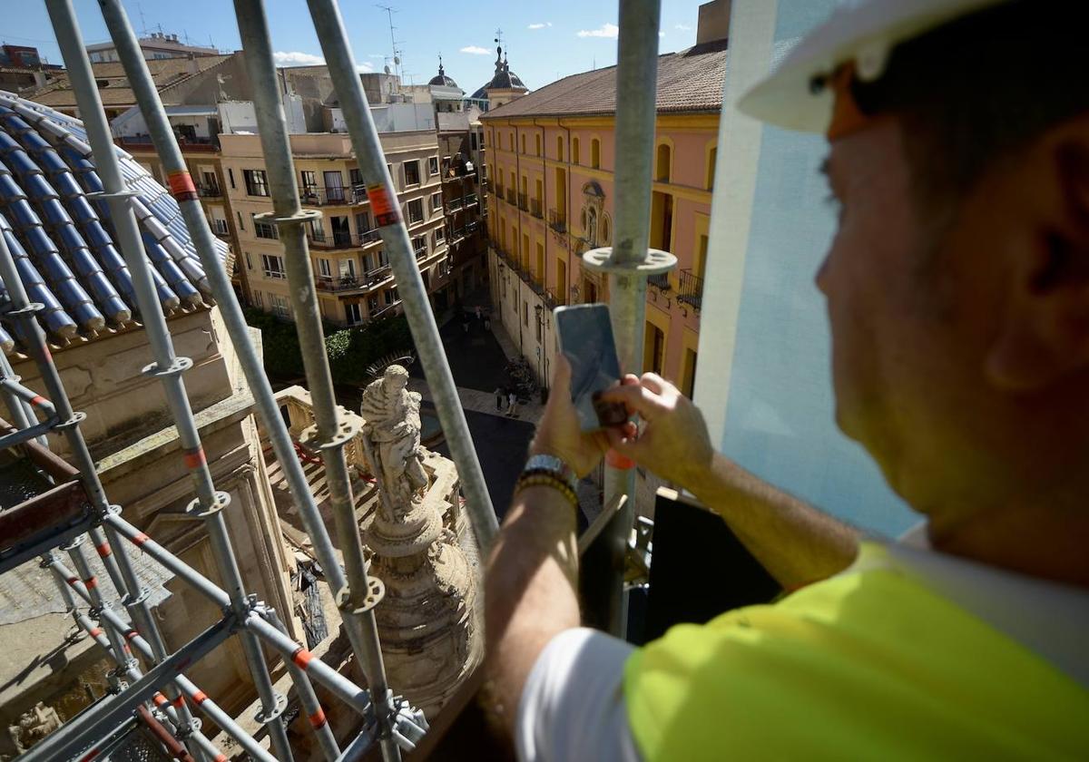 La visita a la fachada de la Catedral de Murcia, en imágenes