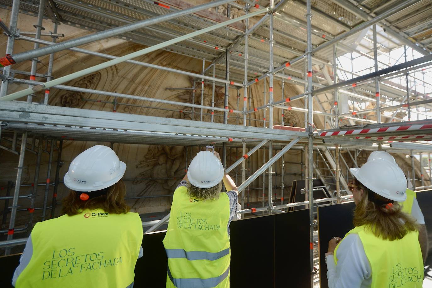 La visita a la fachada de la Catedral de Murcia, en imágenes