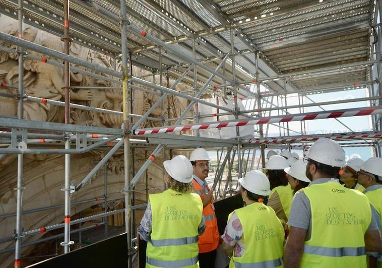 Los primeros visitantes a las obras de restauración de la fachada de la Catedral de Murcia.