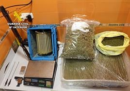 La droga y algunos de los objetos incautados en la operación.