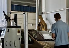 Un trabajador pasa revisión a un vehículo en una ITV de Murcia.