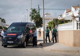 Un coche del Instituto de Medicina Legal traslada el cadáver de la víctima desde su vivienda de la urbanización La Ciñuelica