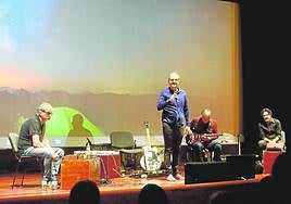 Emilio Cortés, de Los Amigos de los Animales, dirigiéndose al auditorio.