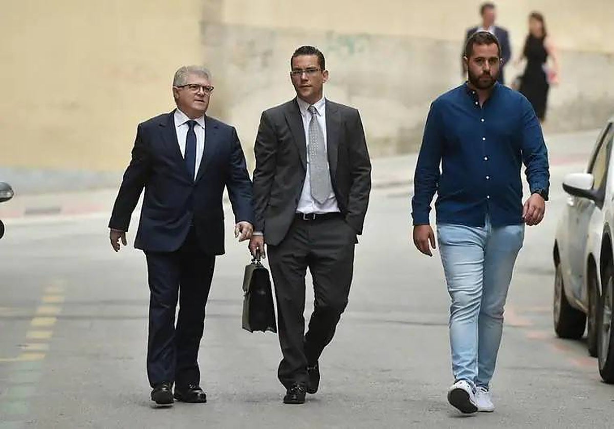 José Vélez, a su llegada al juzgado, junto al letrado Raúl Pardo Geijo-Ruiz.