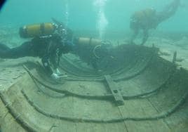 Dos arqueólogos toman datos de la nave, el pasado junio.