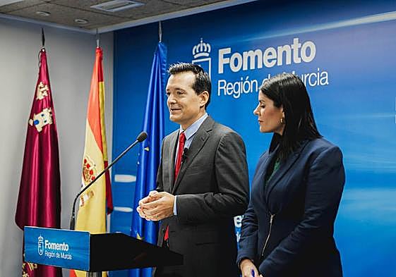 El consejero de Fomento e Infraestructuras, José Manuel Pancorbo, y la directora general de Vivienda y Arquitectura, María Gil, durante la rueda de prensa.