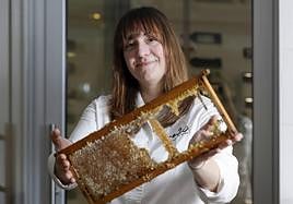 María José Martínez muestra uno de los panales de miel con los que trabaja en el propio restaurante.