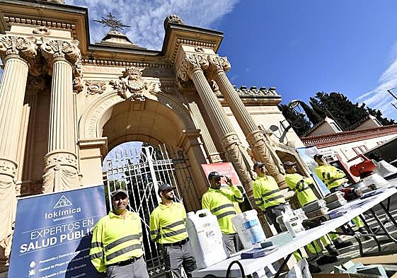 Operarios responsables de la campaña contra los mosquitos en el cementerio municipal.