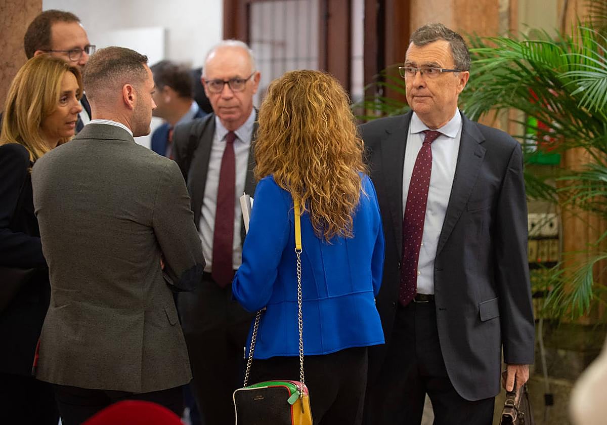 El alcalde Ballesta (dcha), llega al Pleno en presencia de Antonio Navarro, cuya dimisión pide Vox.