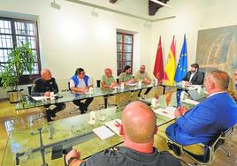 Trabajadores de Sabic, junto al presidente López Miras, en San Esteban, en Murcia.