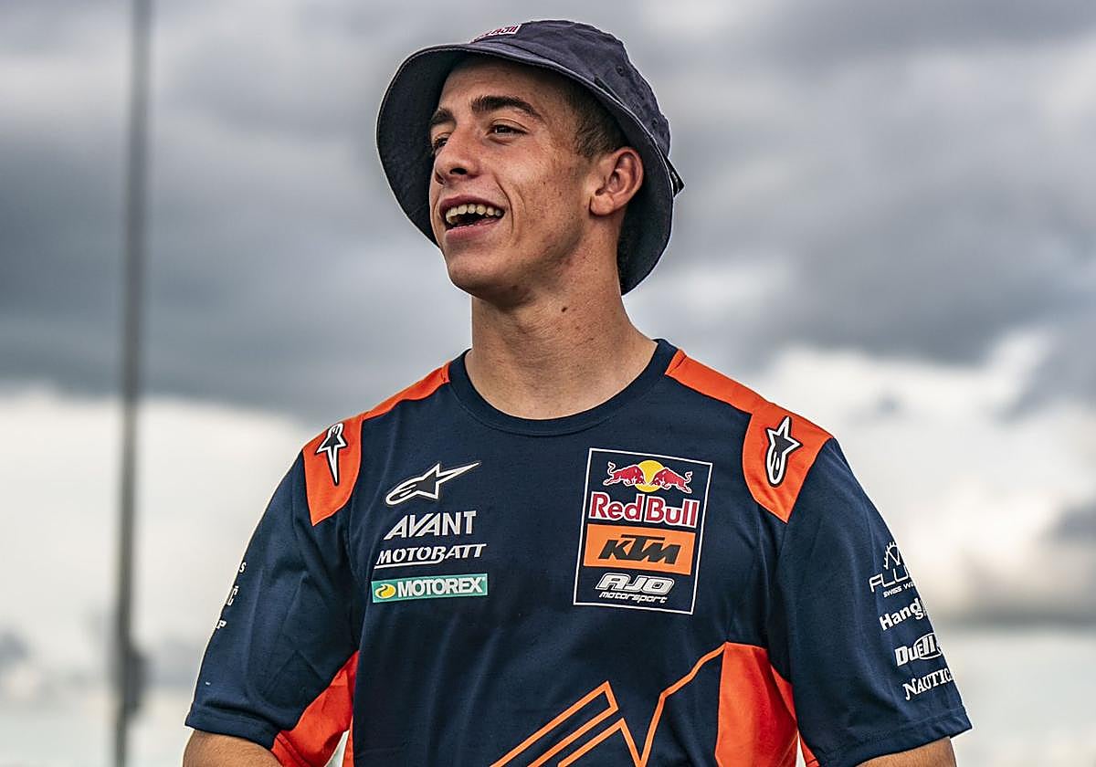 Pedro Acosta, caminando este jueves por el circuito internacional de Chang, en Tailandia.