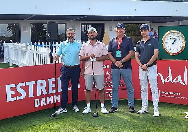 El socio de Golf Altorreal, Enrique Martínez (2º derecha, junto al 'pro' Alexander Levy (3º d), encantado con su participación en el 'pro-am' del Estrella Damm N. A. Andalucía Masters.