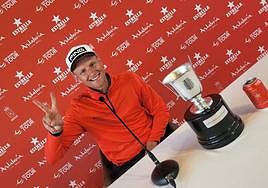 Saboreando el triunfo. El campeón polaco Meronk posa feliz para LA VERDAD, con su copa y su lata de cerveza en la sala de prensa.