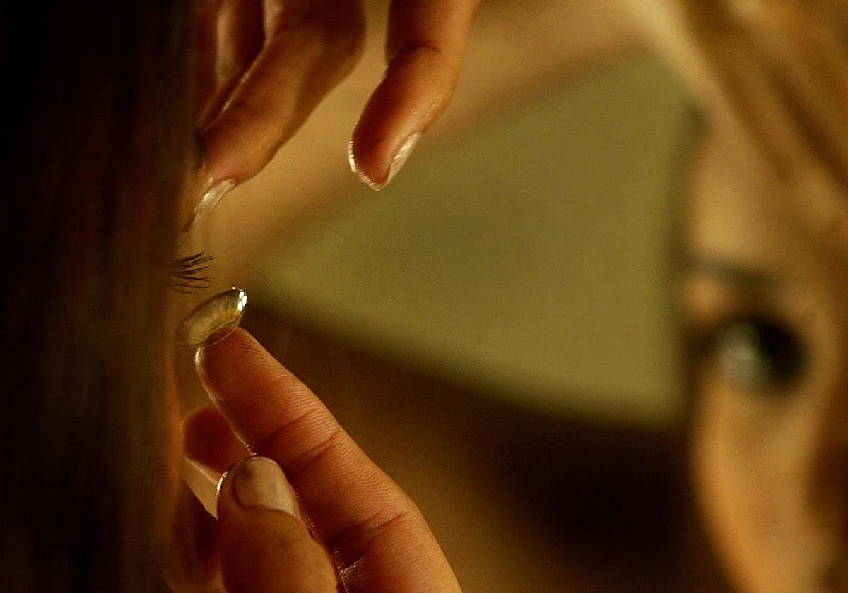 Una joven se coloca una lentilla, en una imagen de archivo.