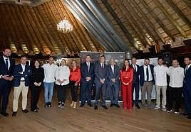 De izquierda a derecha, José Guillén, Antonio Pitera, Helena Buendía (Grupo Marmo), Nazario Cano, María Gómez, María José Navarro (Panasa), Sergio Gallego, José Ballesta, Alberto Aguirre, Carmen Conesa, Marcos Ortuño, Yayo Delgado (Estrella de Levante), Juan Guillamón, Pablo González y Patricio Sánchez, director general de Calidad Turística.