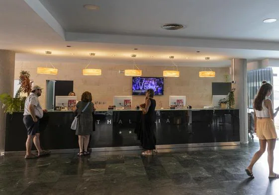 Recepción del hotel Thalasia, con la categoría de 4 estrellas.