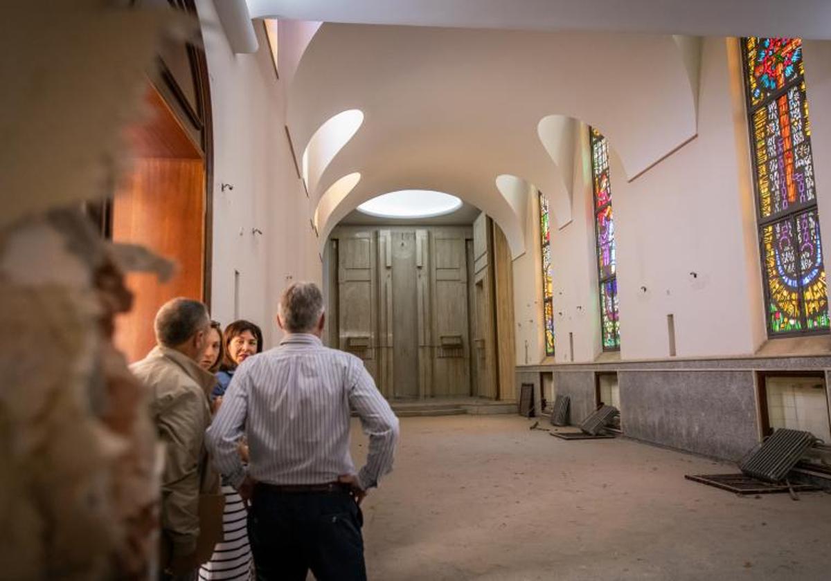 El alcalde, Pepe Vegara (de espaldas), observa lo que queda de la antigua capilla del asilo.