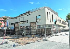 Obreros trabajan junto al Centro de Artes Escénicas (CAES) de Torre Pacheco.