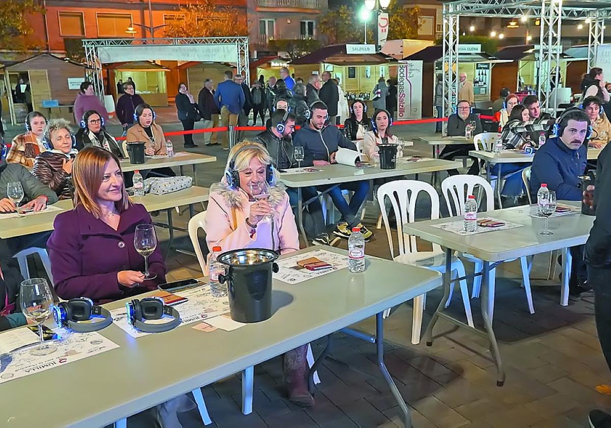 Participantes de una cata de vinos.