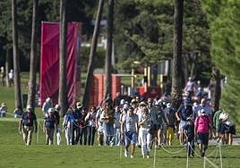 Público siguiendo a los jugadores en el Estrella Damm Andalucía Masters