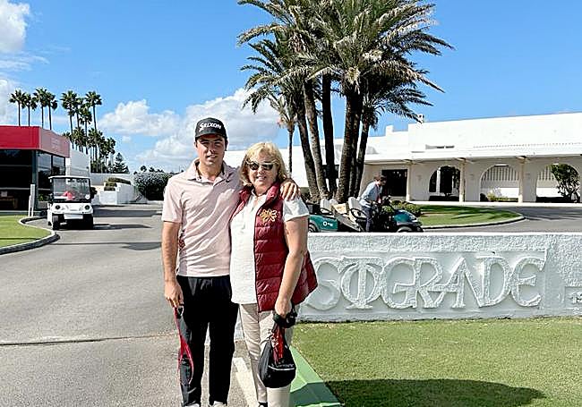 Esther junto a su hijo Alex en al entrada de Sotogrande.